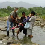 Venezolanos atravesando la frontera con Colombia