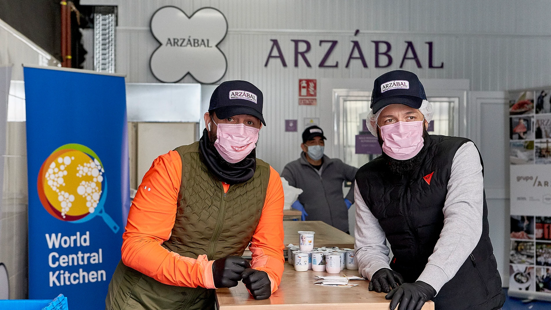 Los cocineros Iván Morales y Álvaro Castellanos, colaboran con José Andrés en la lucha contra el coronavirus en España