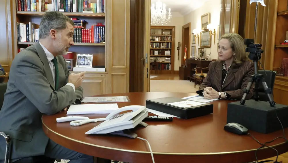 El Rey Felipe VI durante una reunión con la Vicepresidenta de Asuntos Económicos y Transformación Digital, Nadia Calviño, para analizar la situación generada por la crisis del COVID19, en el Palacio de la Zarzuela, en Madrid (España) a 30 de marzo de 2020.30 MARZO 2020 CORONAVIRUS;CONFINAMIENTO TOTAL;ESTADO DE ALARMA;PANDEMIA;ENFERMEDAD;CRISISCasa de S.M. el Rey30/03/2020