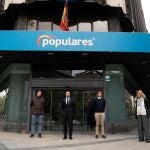 El líder del PP se sumó desde la calle Génova al homenaje que promovió Ayuso por las víctimas del coronavirus / EFE