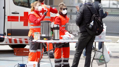 Efectivos de Cruz Roja de Alicante reparten comida y bebidas calientes a las personas que viven en la calle