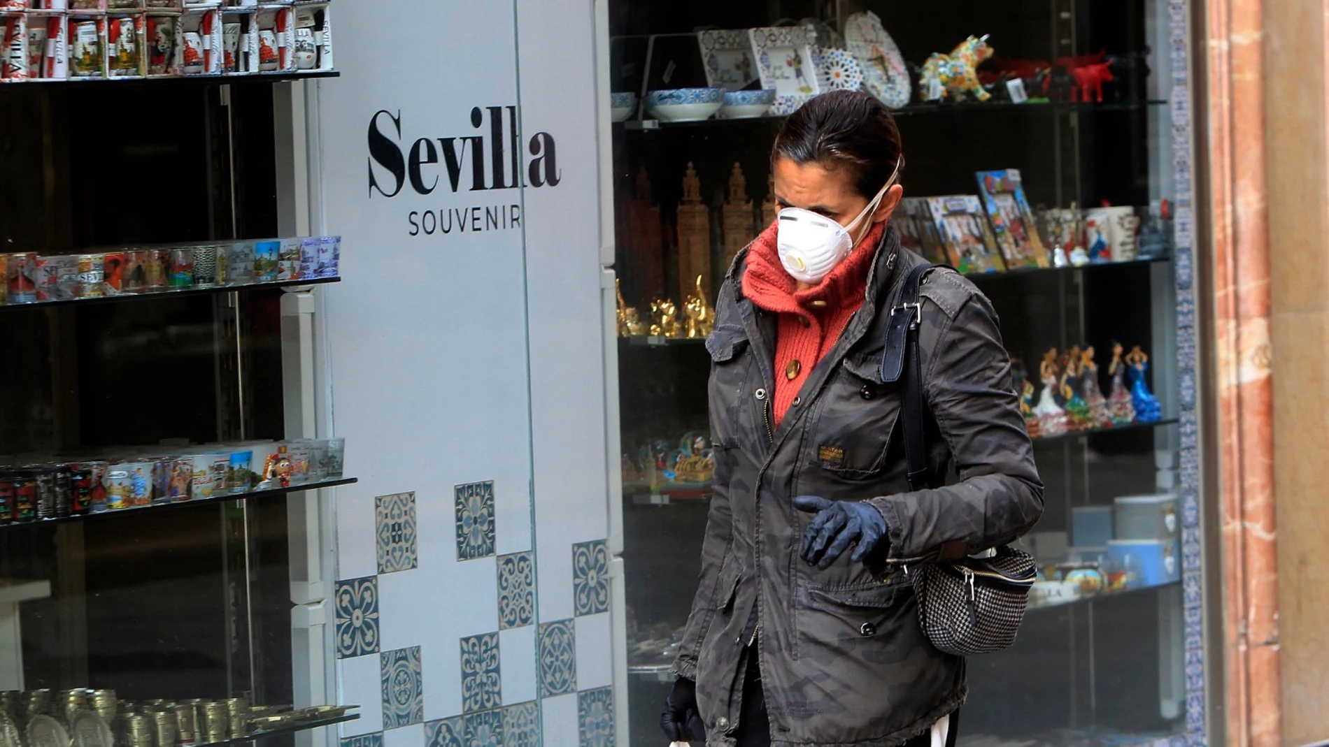 Una mujer realiza compras en Sevilla durante el estado de alarma