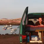 Gonzalo Ahijado en su furgoneta, en la playa de Las Teresitas, Tenerife.
