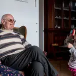 Bianca Toniolo, de 2 años, hace una foto de su abuelo Gino Verani, de 87,en San Fiorano, al norte de Italia