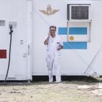 Personal médico y de las fuerzas armadas trabajan en la construcción de un hospital de campaña, en la periferia de Buenos Aires/EFE