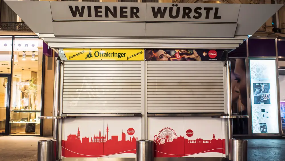 Un stand de salchichas 'Wiener Wuerstl' Wuerstlstand cerrado en el centro de Viena
