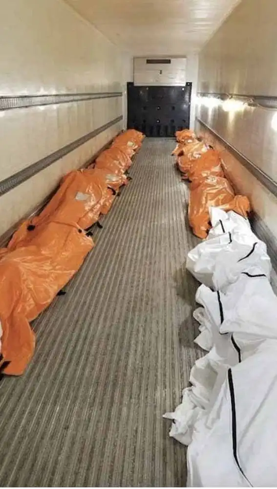 Una enfermera de un hospital de Manhattan hizo esta foto del interior de uno de los camiones refrigerados donde se transportan los cadáveres de muertos con COVID19