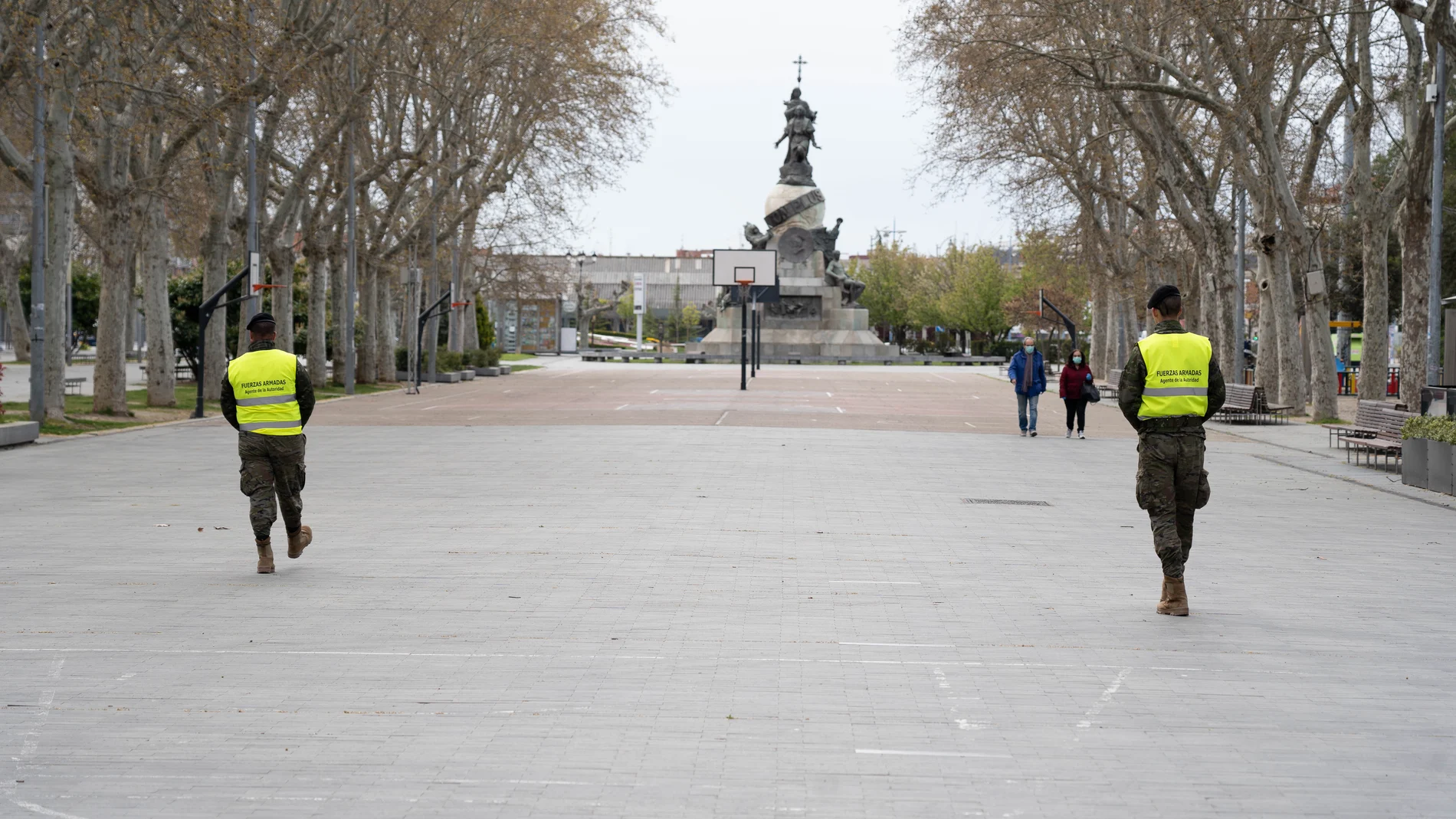 Militares patrullan las calles de Valladolid durante el estado de alarma por el coronavirus.