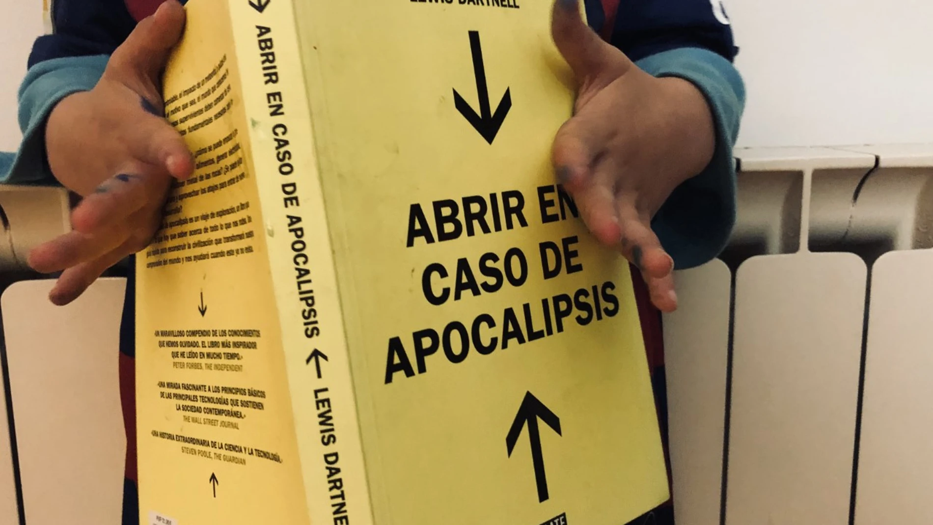 Guardaba el libro de Lewis Dartnell hace cinco años en la mesa de la redacción, siempre bromeaba que lo abriríamos cuando llegaran los zombies, pero lo he abierto con la llegada del coronavirus