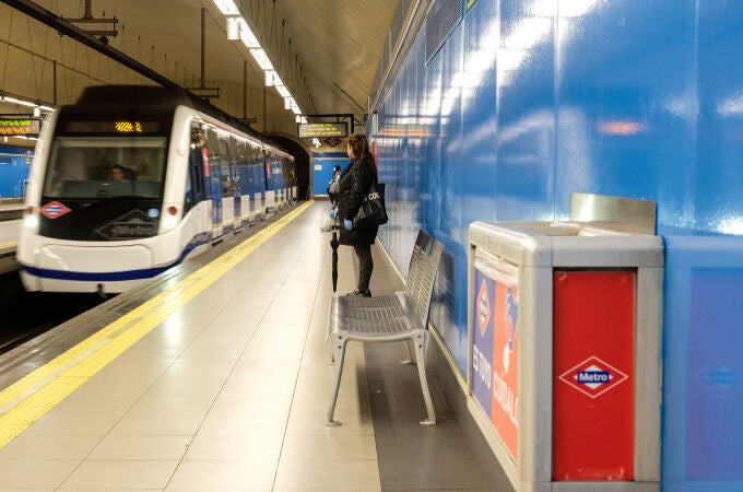 Un usuario espera en uno de los andenes de Metro de Madrid durante la tercera semana de confinamiento por coronavirus, donde el número de personas que han utilizado el transporte público de la región en hora punta de esta mañana ha sido de 24.365 viajeros, un 88 por ciento menos respecto al mismo tramo horario de hace un año, en Madrid (España), a 31 de marzo de 2020.31 MARZO 2020;MADRID;METRO;EPIDEMIA;PANDEMIA;CORONAVIRUSJesús Hellín / Europa Press31/03/2020