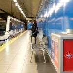 Un usuario espera en uno de los andenes de Metro de Madrid durante la tercera semana de confinamiento por coronavirus, donde el número de personas que han utilizado el transporte público de la región en hora punta de esta mañana ha sido de 24.365 viajeros, un 88 por ciento menos respecto al mismo tramo horario de hace un año, en Madrid (España), a 31 de marzo de 2020.31 MARZO 2020;MADRID;METRO;EPIDEMIA;PANDEMIA;CORONAVIRUSJesús Hellín / Europa Press31/03/2020