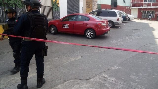 Policías de Seguridad Publica, en marzo, en el lugar donde fue herida la reportera María Elena Ferral en el Estado de Veracruz (México)