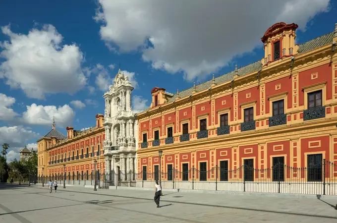 ¿Cuántos edificios públicos de interés arquitectónico hay en Andalucía?