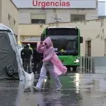 Personal militar y sanitario prepara un hospital de campaña montado cerca del acceso de Urgencias del Hospital Gregorio Marañón, hoy, en Madrid