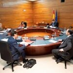 El presidente del Gobierno, Pedro Sánchez (fondo-d), durante la reunión del último Consejo de Ministro