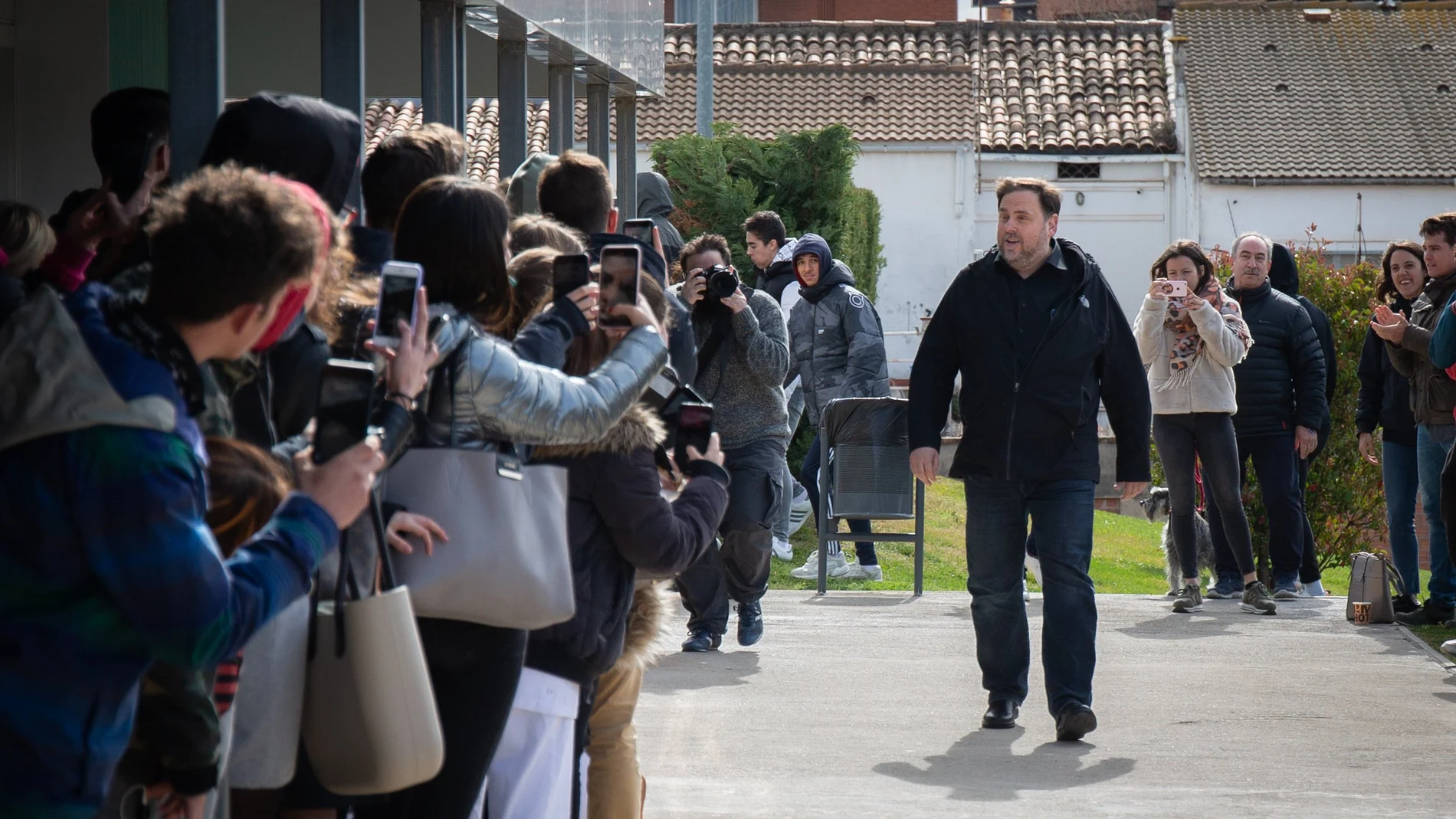 El líder de ERC, Oriol Junqueras, condenado a 13 años de cárcel por sedición y malversación en la sentencia del 'procés', en unmomento de su llegada al campus de la UVic-UCC en la localidad barcelonesa de Manresa.