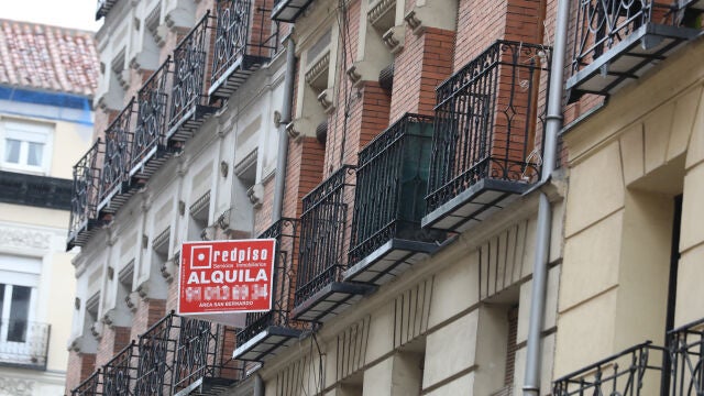 Una inmobiliaria anuncia un piso en alquiler en un edificio de Madrid