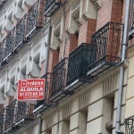Una inmobiliaria anuncia un piso en alquiler en un edificio de Madrid