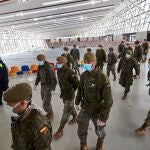 Efectivos del Ejército de Tierra a su llegada a la pista cubierta de atletismo de Sabadell para ayudar en el montaje de un hospital de campaña.