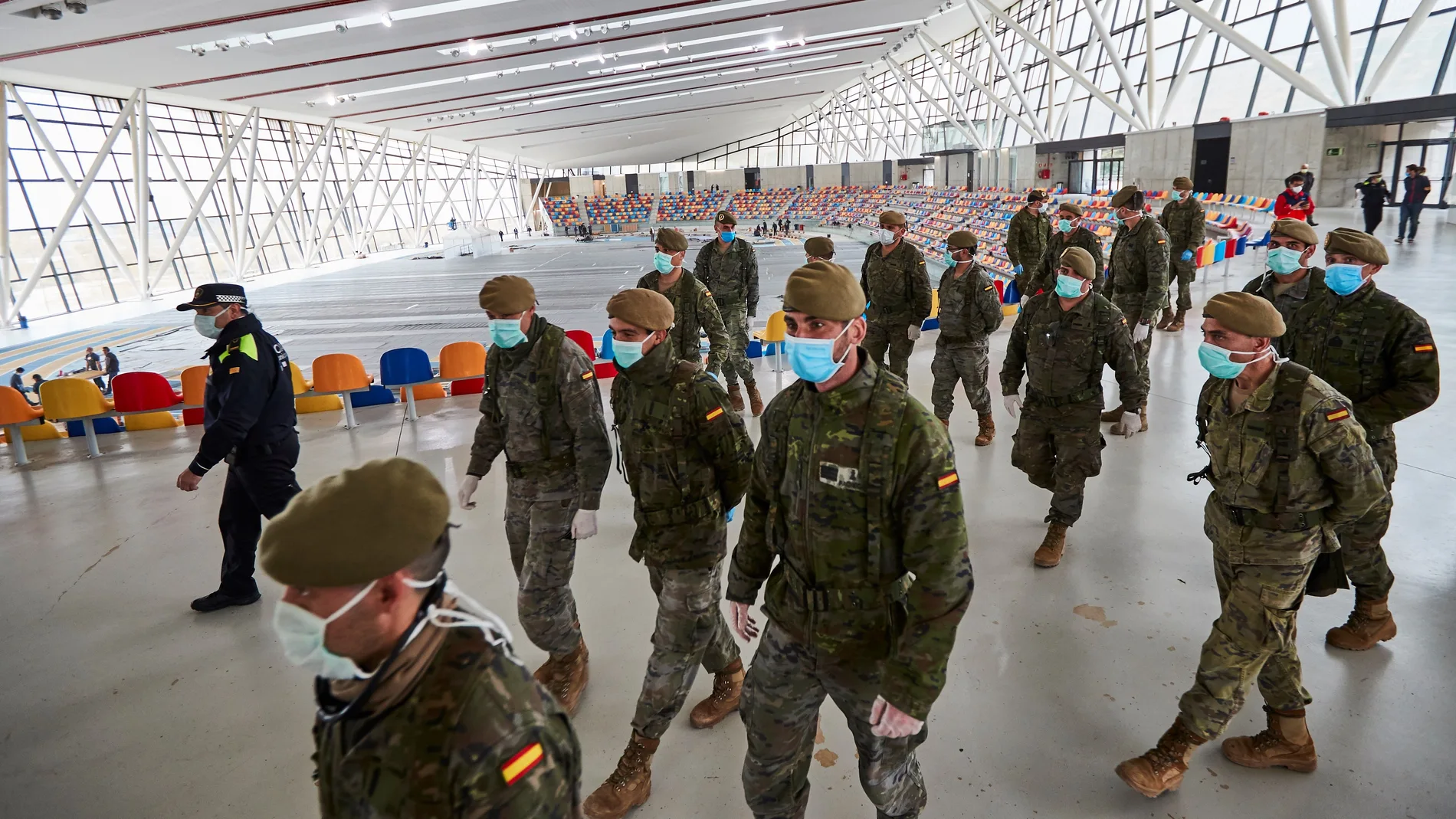 Efectivos del Ejército de Tierra a su llegada a la pista cubierta de atletismo de Sabadell para ayudar en el montaje de un hospital de campaña.