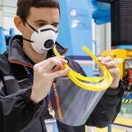 Un empleado revisa una de las viseras protectoras fabricadas con impresoras 3D en las factorías de Airbus