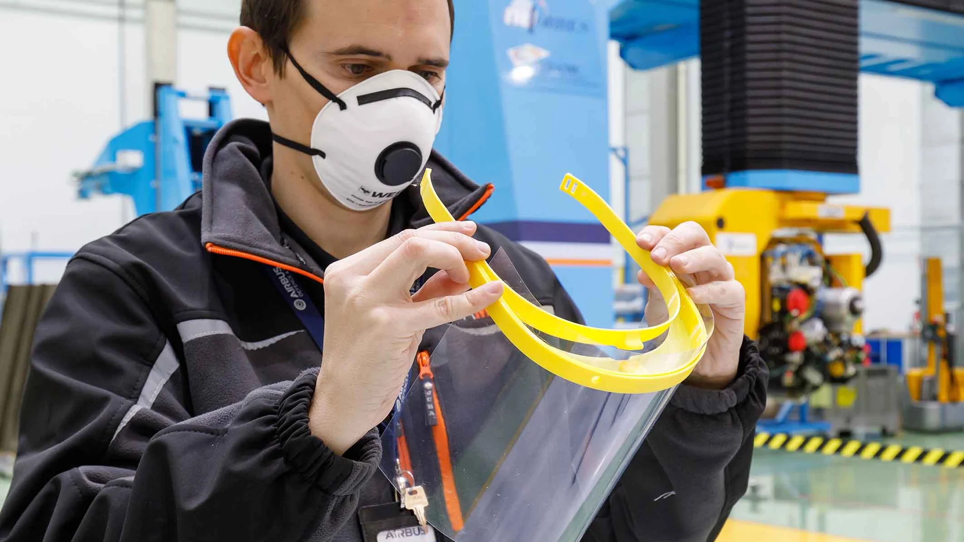 Un empleado revisa una de las viseras protectoras fabricadas con impresoras 3D en las factorías de Airbus