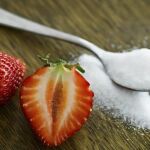 La estevia, también conocida como aditivo alimentario E-960, se muestra como una de las alternativas más saludables al azúcar, como la única opción “no artificial” en un sinfín de productos industriales, pero ¿es cierto el mensaje que se está transmitiendo al consumidor?
