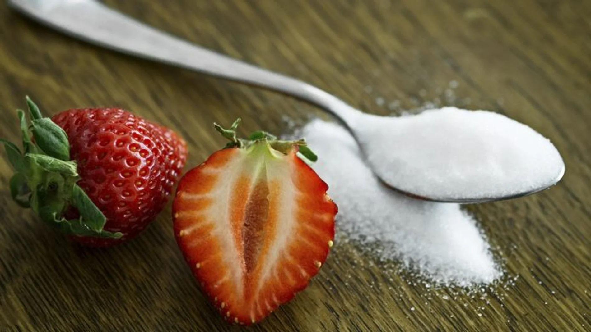 La estevia, también conocida como aditivo alimentario E-960, se muestra como una de las alternativas más saludables al azúcar, como la única opción “no artificial” en un sinfín de productos industriales, pero ¿es cierto el mensaje que se está transmitiendo al consumidor?