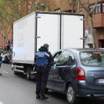 Dos policías municipales le piden la documentación a los conductores de dos vehículos