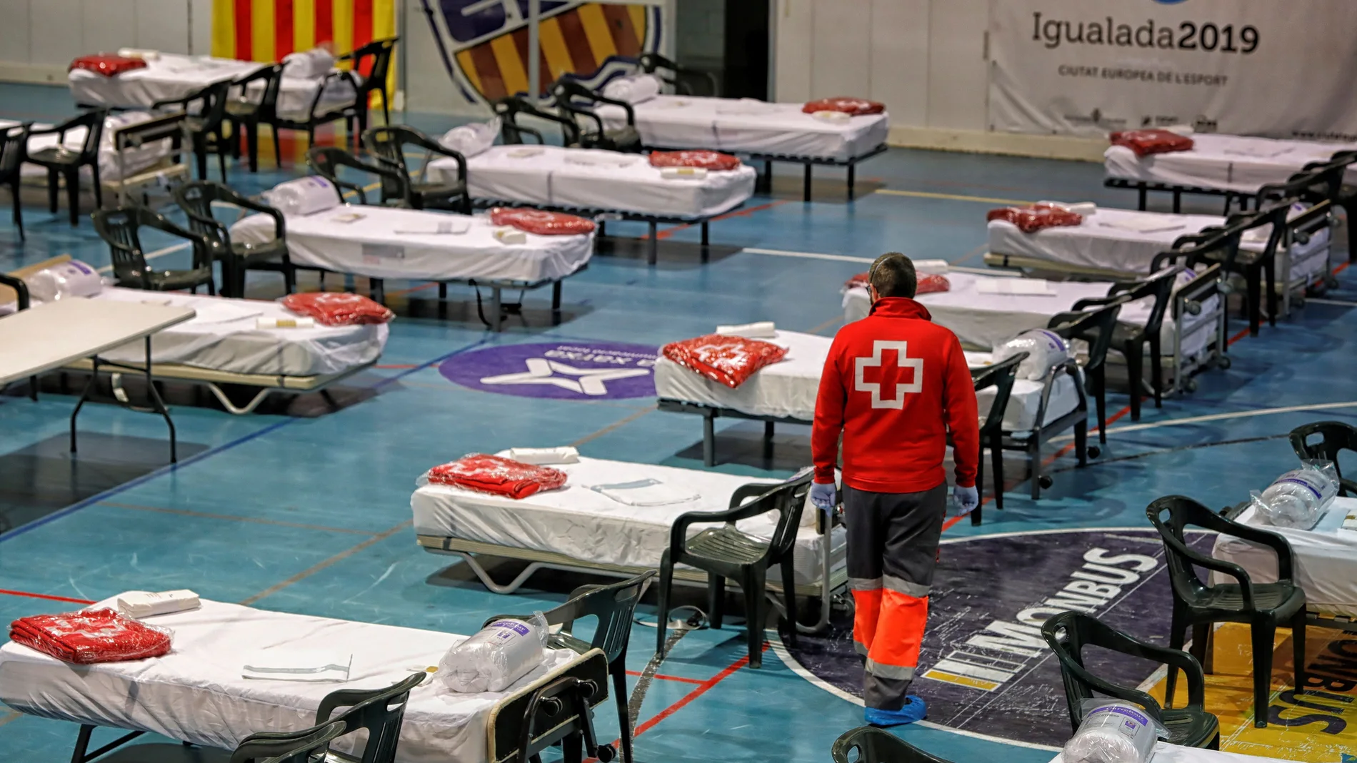 Miembros de la Cruz Roja han comenzado a instalar esta semana material en el pabellon de Les Comas de Igualada (Barcelona) donde se está preparando un hospital de campaña.
