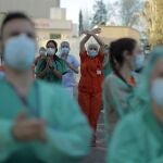 Sanitarios del Gregorio Marañón, aplauden durante una concentración celebrada a las puertas del centro