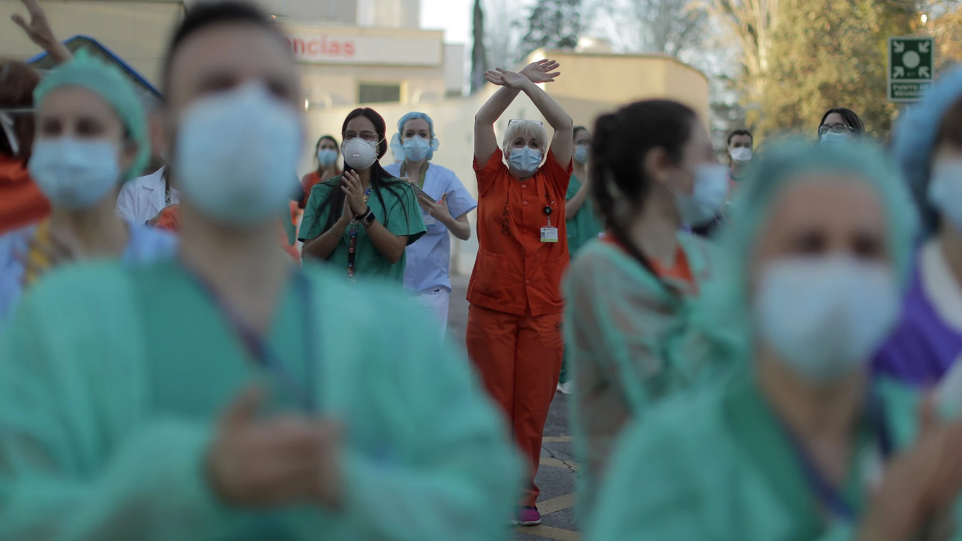 Sanitarios del Gregorio Marañón, aplauden durante una concentración celebrada a las puertas del centro