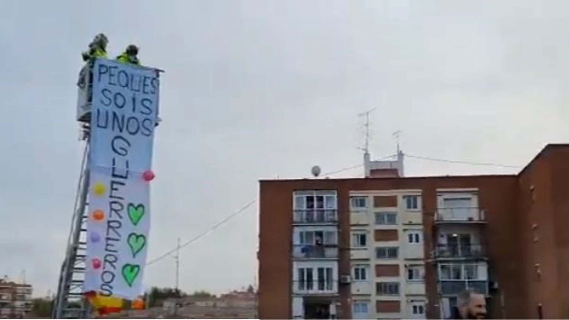Coronavirus.- Bomberos homenajean a niños de Usera desplegando un cartel con el lema 'Peques, sois unos guerreros'