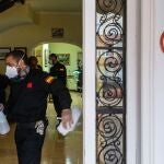 Miembros de la UME desinfectan una residencia geriátrica de Barcelona