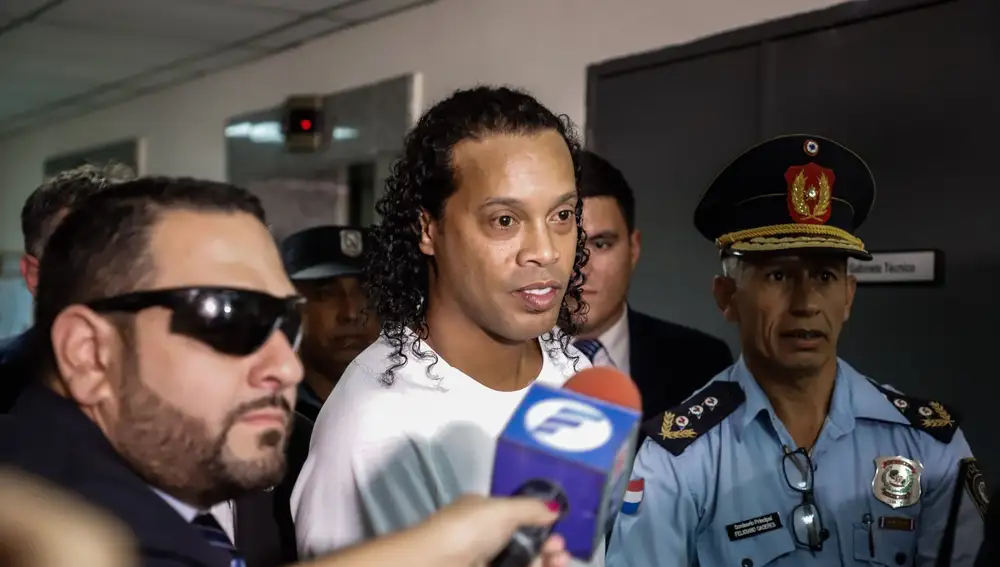 Imagen de archivo de Ronaldinho llegando al Palacio de Justicia en Asunción (Paraguay) para comparecer ante el juez