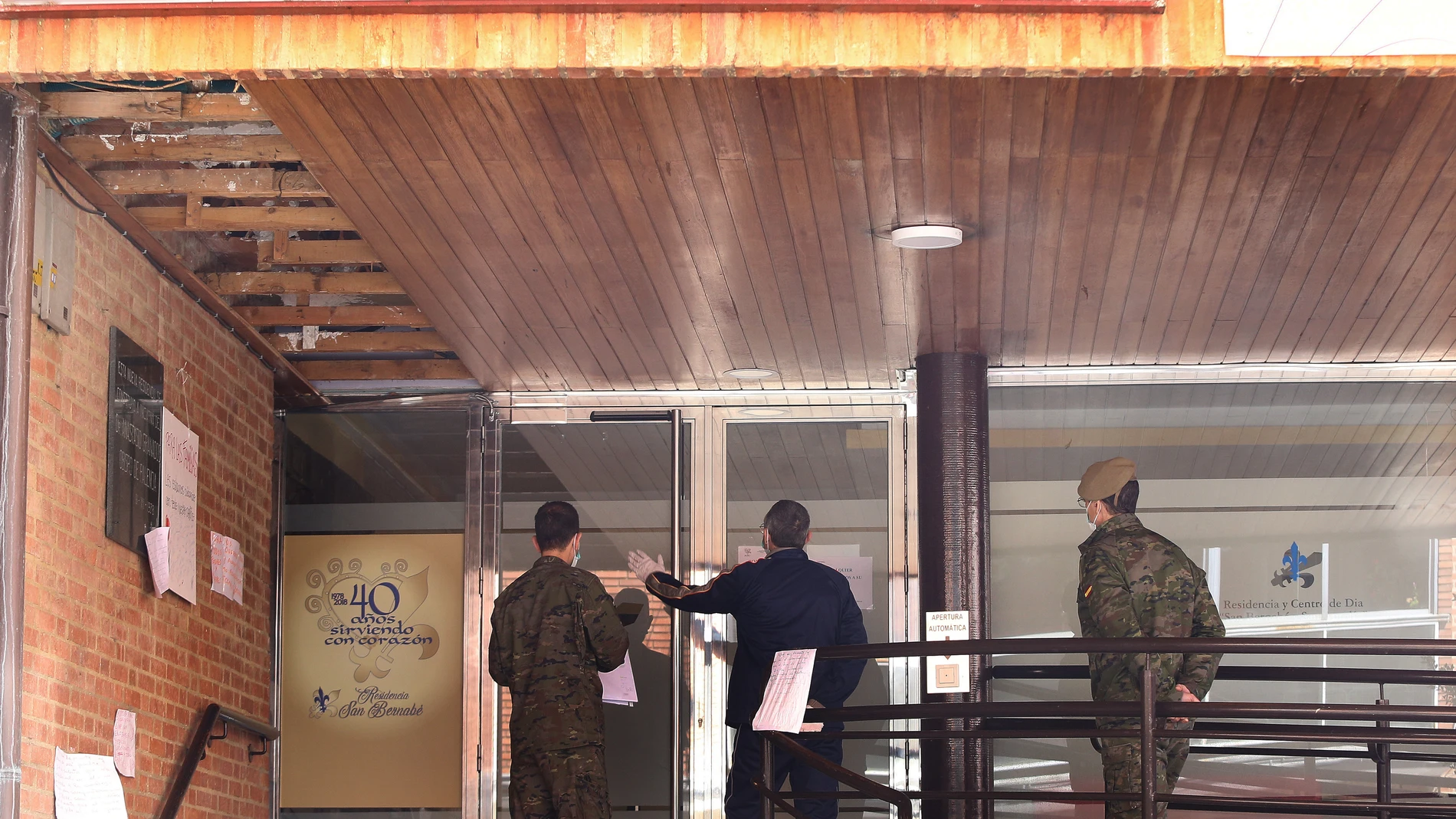 Llegada de la unidad del ejército para desinfectar la residencia de Ancianos de San Bernabé y San Antolín