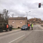 La UME vigila el tráfico en el puente del municipio soriano de San Esteban de Gormaz