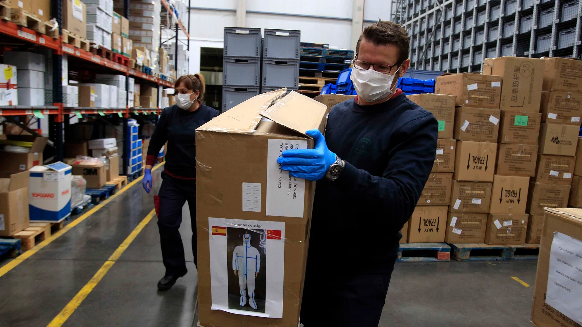 Centro de distribución de mascarillas en el puerto de Sevilla