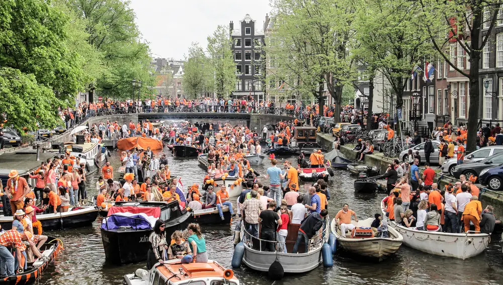 El ambiente en los canales de Ámsterdam, durante la celebración del cumpleaños del Rey &quot;KONINGSDAG&quot; que se festeja anualmente el 27 de Abril