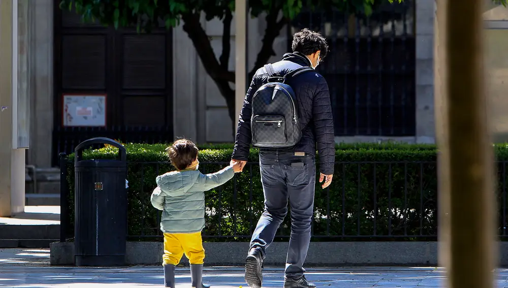Padre e hijo por las calles de Sevilla