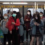 Pasajeros con máscaras en el tren rápido en Taipei