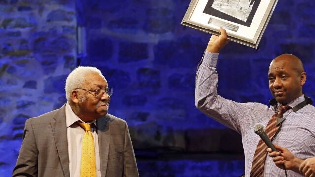 epa08338118 (FILE) - US pianist Ellis Marsalis (L) receives the Donostiako Jazzaldia award from his son, saxophonist Branford Marsalis (R), at the Trinidad square as part of the 51st Jazzaldia San Sebastian Jazz Festival, in San Sebastian, Spain, 22 July 2016 (reissued 02 April 2020). Ellis Marsalis died at the age of 85 on 01 April 2020, his family announced. EPA/JAVIER ETXEZARRETA *** Local Caption *** 52906864