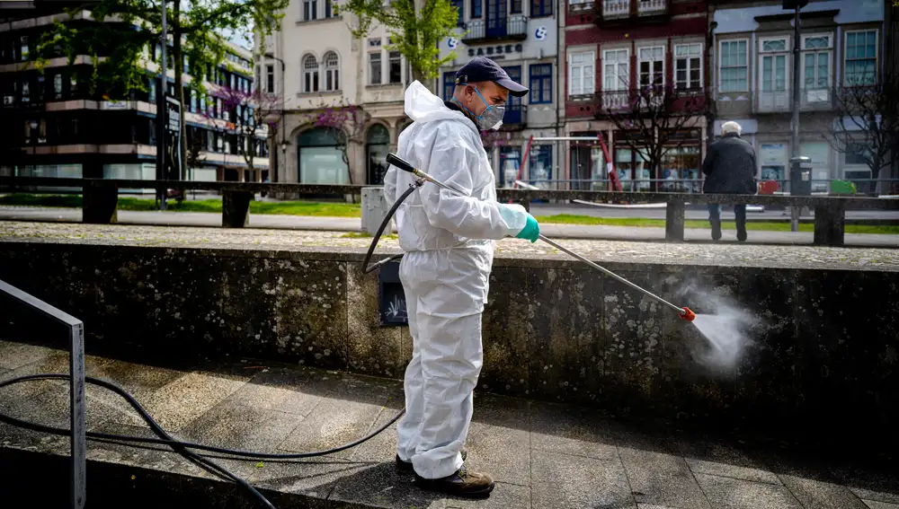 Un trabajador desinfecta el centro de Braga, en Portugal