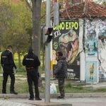Agentes de la Policía Nacional conversan con un viandante, este jueves en Madrid durante la decimonovena jornada de confinamiento por el Estado de Alarma decretado en el país para frenar la propagación del coronavirus. EFE/ Kiko Huesca