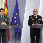 El subdirector general de Logística e Innovación de la Policía Nacional, el comisario principal José García Molina, y el jefe del Estado Mayor de la Guardia Civil, general José Manuel Santiago; María José Sierra, durante la rueda de prensa ofrecida en el Palacio de la Moncloa, este jueves, en Madrid. EFE/Palacio de la Moncloa