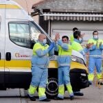 Un grupo de conductores de ambulancia reciben los aplausos de los vecinos de alrededor del Hospital de Contingencia en la Feria de Valladolid