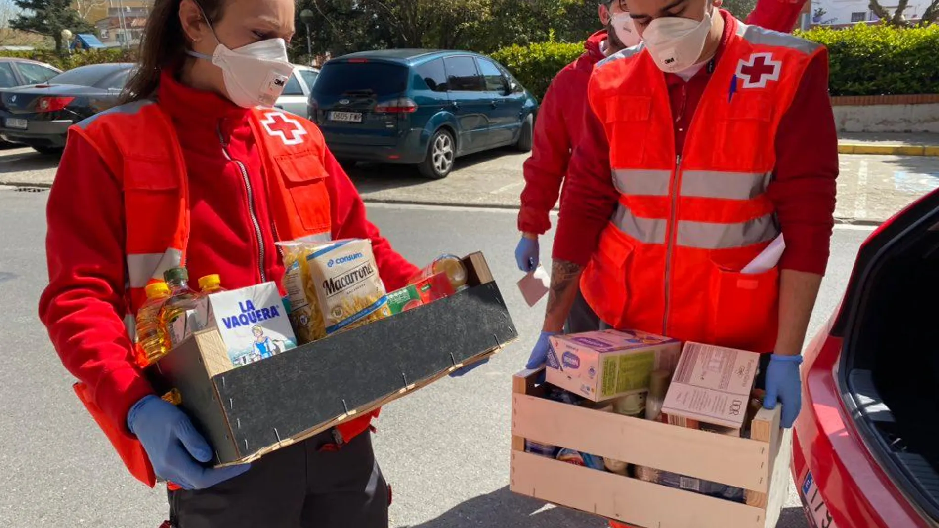 Entrega de alimentos por parte de la Cruz Roja para hacer frente al coronavirus