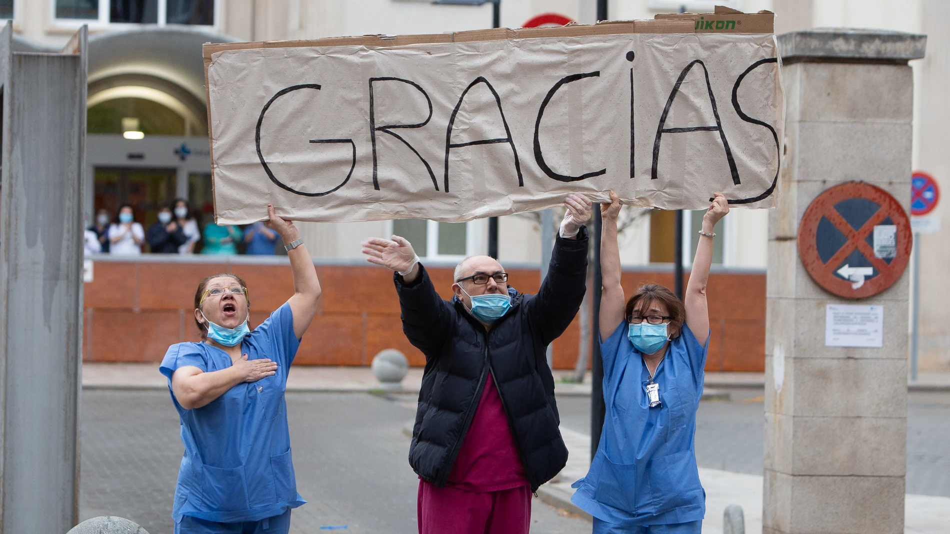 La Policía Nacional y los vecinos muestran su apoyo al personal sanitario del hospital Virgen de la Concha