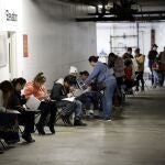 Estadounidenses en una fila esperando para pedir beneficios por desempleo