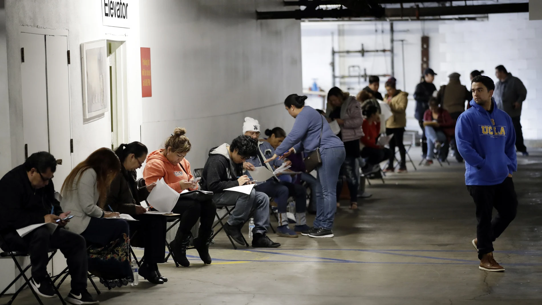 Estadounidenses en una fila esperando para pedir beneficios por desempleo